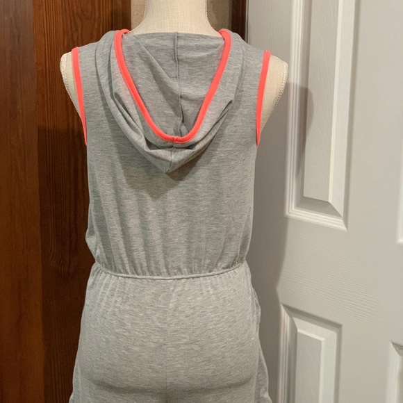 Gray and coral romper with hoodie - Picture 3 of 3